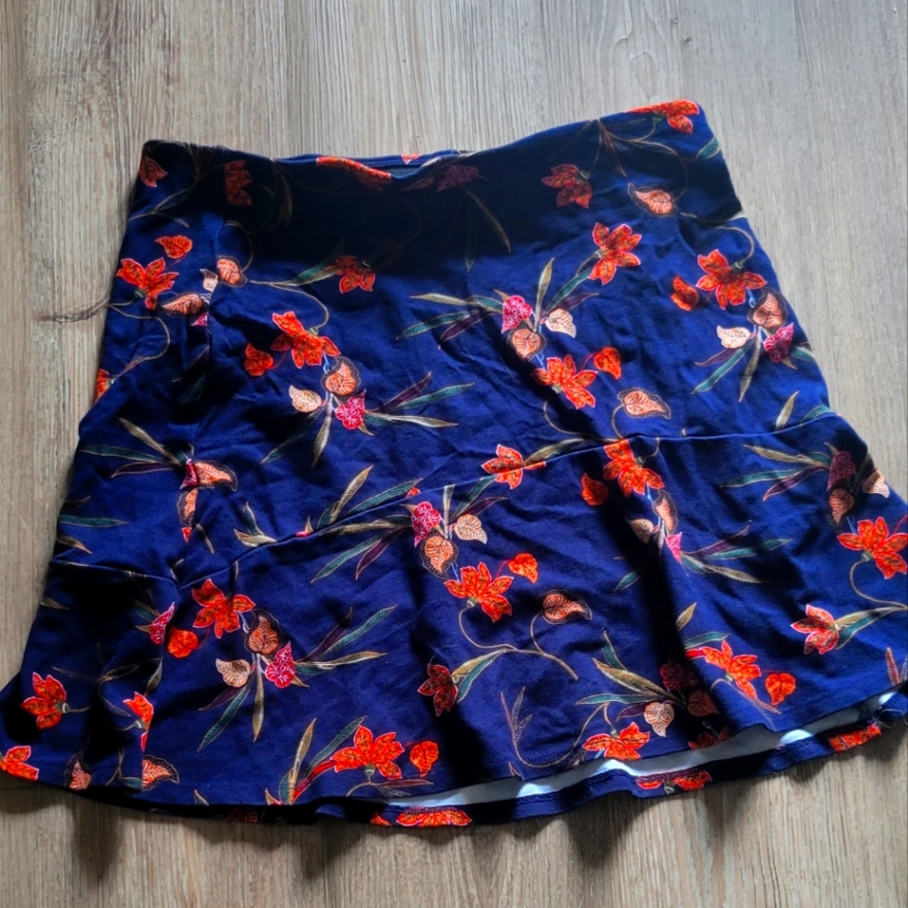 Pull on style Loft Mini skirt
